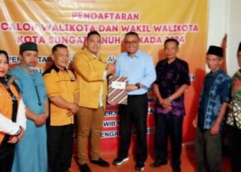 Bakal Calon Walikota Sungai Penuh Alfin saat mengembalikan Formulir ke DPC Partai Hanura