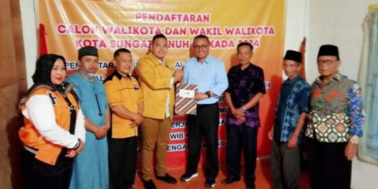 Bakal Calon Walikota Sungai Penuh Alfin saat mengembalikan Formulir ke DPC Partai Hanura
