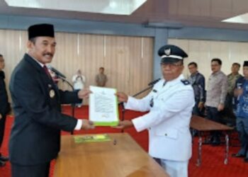 PJ Bupati Asraf Lantik Usman Sebagai Kades Pentagen