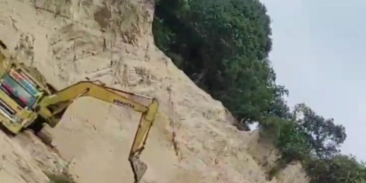 Aktivitas galian C di desa Koto Petai