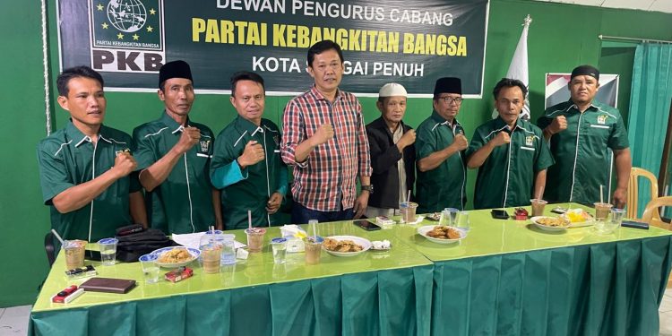 Foto bersama Ketua DPC PKB bersama pengurus usai melaksanakan rapat pleno