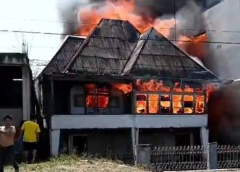 Satu Unit Rumah Di Hiang Terbakar, Man Hanya Termenung Melihat Rumahnya