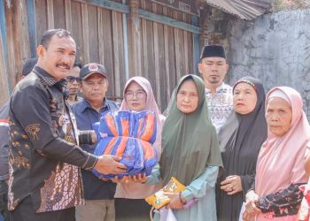 PJ saat menyerahkan bantuan korban Kebakaran