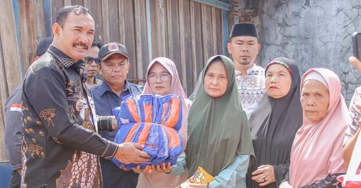 PJ saat menyerahkan bantuan korban Kebakaran