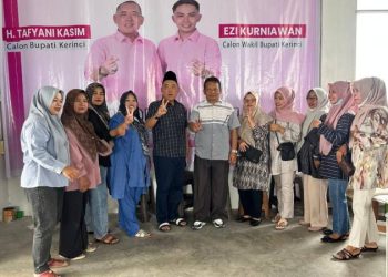 H Tafyani Kasim saat berfoto bersama dengan Emak-emak dari Tanjung Pauh