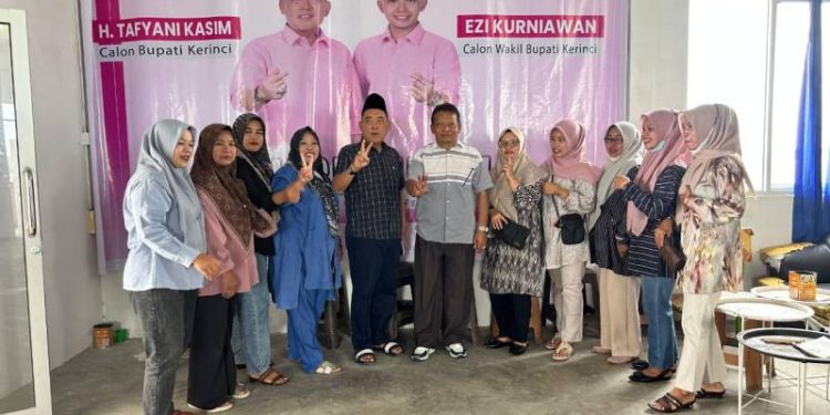 H Tafyani Kasim saat berfoto bersama dengan Emak-emak dari Tanjung Pauh