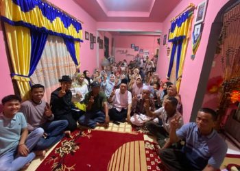 Kebersamaan H Tafyani Kasim saat foto Bersama dengan Warga Sungai Deras