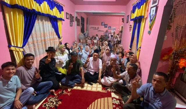 Kebersamaan H Tafyani Kasim saat foto Bersama dengan Warga Sungai Deras