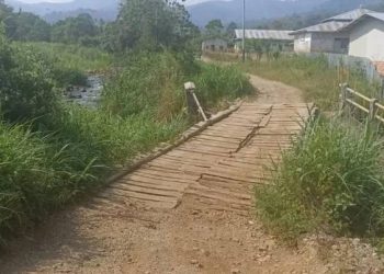 Kondisi jalan rusak dan jembatan yang tidak pernah diperbaiki