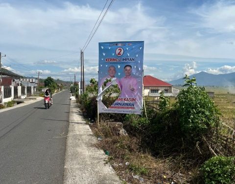 Baliho yang dirusak di perbatasan Air Hangat dengan Sungai Medang