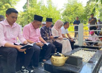 Cabup dan Cawabup HTK-EZI saat bersama Yanti Maria ziarah ke Makam Almarhum Zainal Abidin