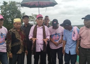 HTK saat meninjau jembatan 5 desa tanjung Pauh mudik rusak bersama masyarakat