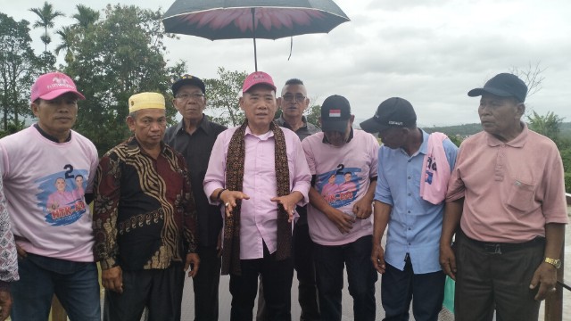 HTK saat meninjau jembatan 5 desa tanjung Pauh mudik rusak bersama masyarakat