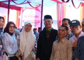 Tomi Emiral saat bersama simpatisan Pilegnya