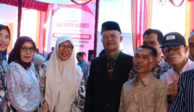 Tomi Emiral saat bersama simpatisan Pilegnya