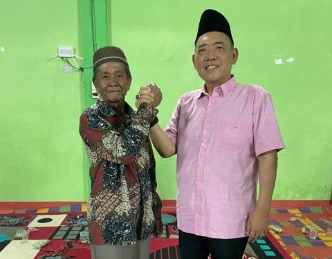 Cabup HTK saat salam Komando dengan Depati Biang Sari Pengasi