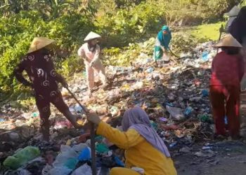 Emak-emak mengamuk Serakkan sampah ditengah jalan
