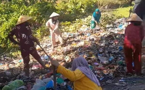 Emak-emak mengamuk Serakkan sampah ditengah jalan