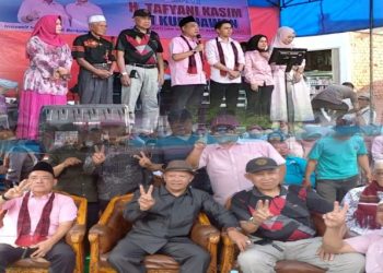 H Asri Zaini saat menyampaikan pernyataan sikap mendukung HTK-EZI