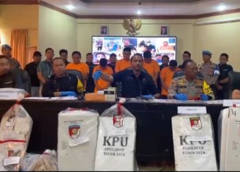 Konferensi pers tersangka Perusakan TPS yang telah diamankan Polisi