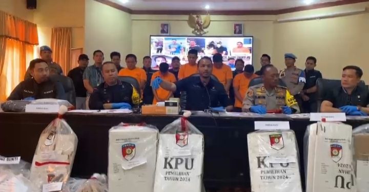 Konferensi pers tersangka Perusakan TPS yang telah diamankan Polisi