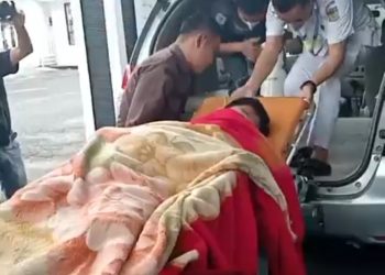 Saat Kadispora saat dibawa kedalam mabil ambulance