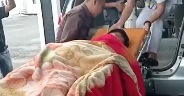 Saat Kadispora saat dibawa kedalam mabil ambulance