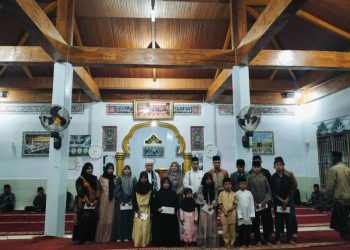 Kades Koto Baru Tanah Kampung saat memberikan santunan kepada anak yatim-piatu