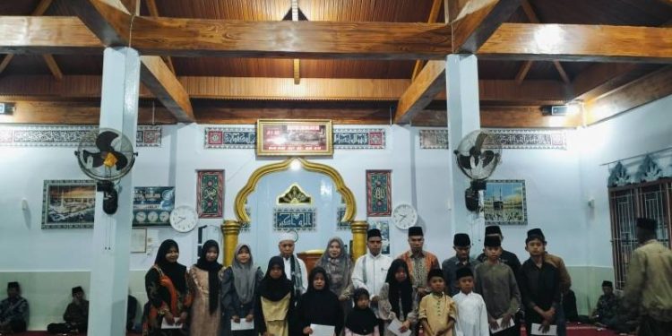 Kades Koto Baru Tanah Kampung saat memberikan santunan kepada anak yatim-piatu