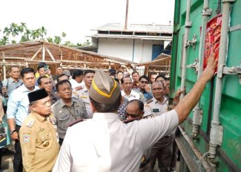 Gubernur Al Haris saat melepaskan Komoditas Unggulan Jambi