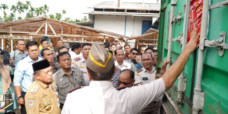Gubernur Al Haris saat melepaskan Komoditas Unggulan Jambi