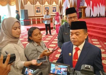 Gubenur Al Haris saat diwawancarai wartawan usai melantik Kepsek dan Pejabat Fungsional