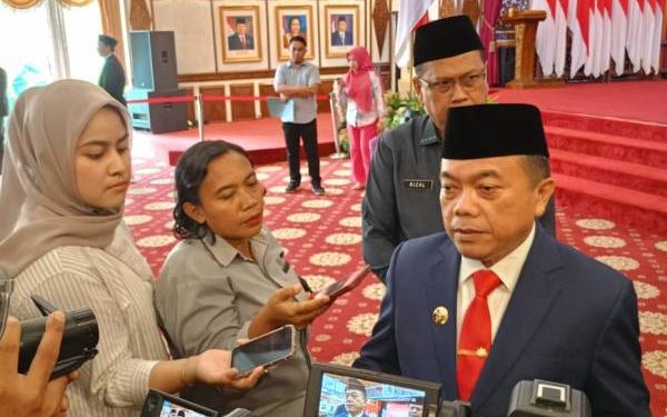 Gubenur Al Haris saat diwawancarai wartawan usai melantik Kepsek dan Pejabat Fungsional