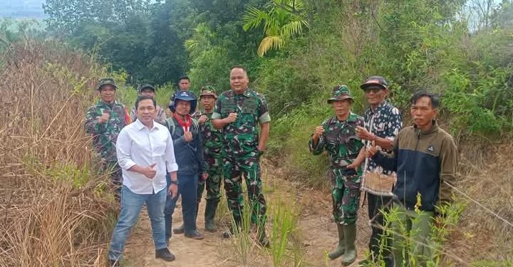 Dandim 0417/Kerinci saat meninjau lokasi penanaman padi Gogo di Renah Kayu Embun