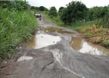 Kondisi jalan yang mengalami rusak parah