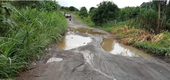 Kondisi jalan yang mengalami rusak parah