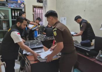 Tim Penyidik Kejaksaan saat melakukan Pengeledahan di kantor Dishub Kerinci