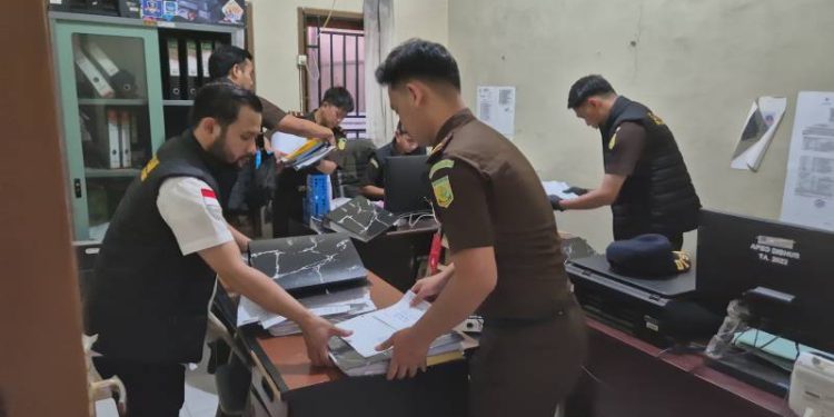 Tim Penyidik Kejaksaan saat melakukan Pengeledahan di kantor Dishub Kerinci