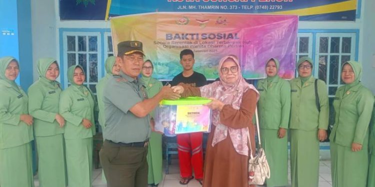 Saat memberikan Sembako ke Panti Asuhan di Sungai Penuh