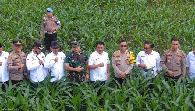 Foto bersama saat mengikuti Panen Jagung Serentak Tahap I
