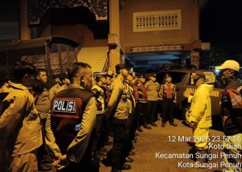 Polisi saat membatu warga yang terdampak banjir di Air Sempit Rawang