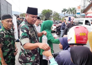 Dandim saat membagikan takjil kepada masyarakat