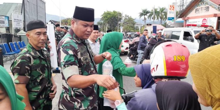 Dandim saat membagikan takjil kepada masyarakat