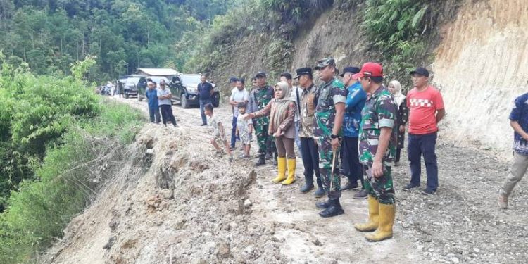 Saat peninjauan jalan yang amblas di Pungut Tengah