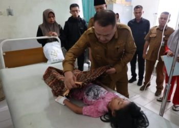 Wako Alfin saat menemui salah seorang anak yang dirawat