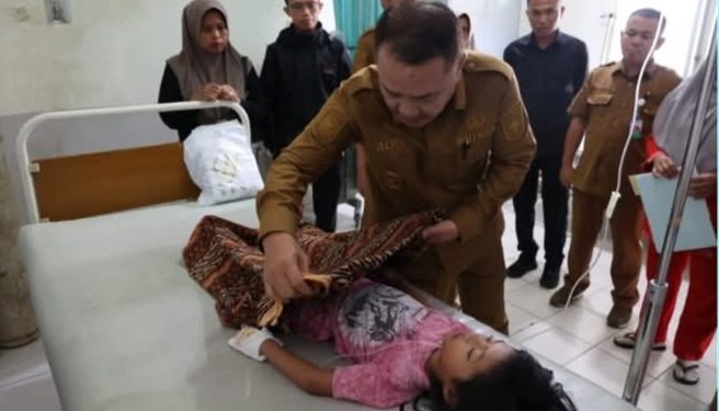 Wako Alfin saat menemui salah seorang anak yang dirawat