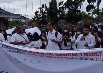 Ratusan Calon PPPK yang lulus tahun 2024 demo kantor DPRD Sungai Penuh