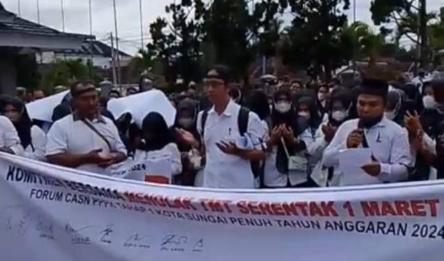 Ratusan Calon PPPK yang lulus tahun 2024 demo kantor DPRD Sungai Penuh