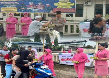 Kapolsek Jambi Timur AKP Edi Mardi dan Bhayangkari membagikan Takjil gratis