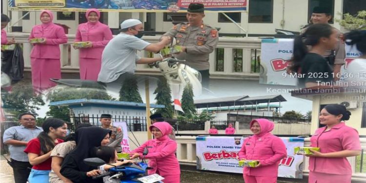 Kapolsek Jambi Timur AKP Edi Mardi dan Bhayangkari membagikan Takjil gratis